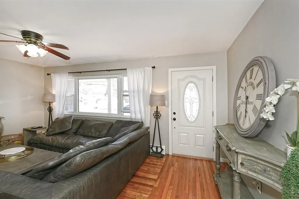 28 Merle Place Deer Park NY 11729