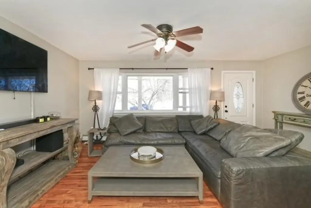 28 Merle Place Deer Park NY 11729