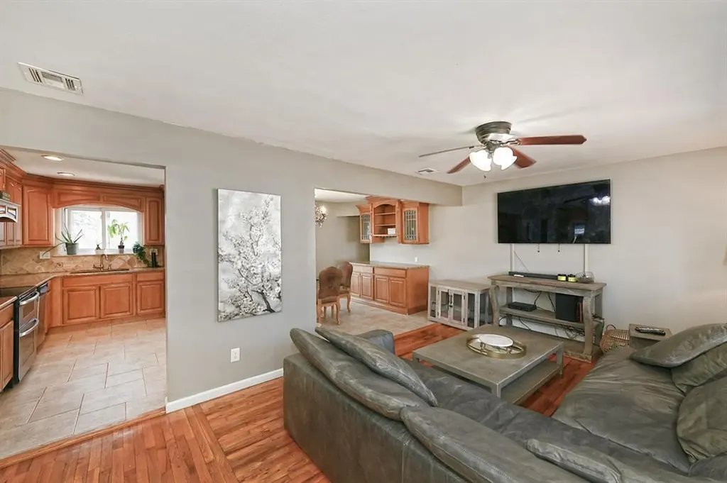 28 Merle Place Deer Park NY 11729