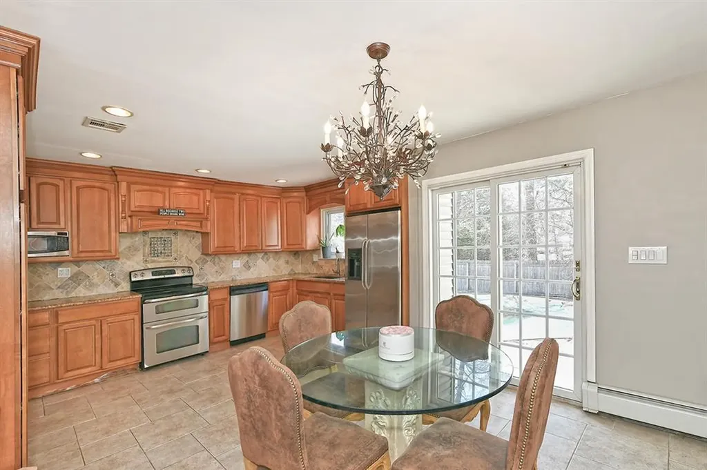 28 Merle Place Deer Park NY 11729