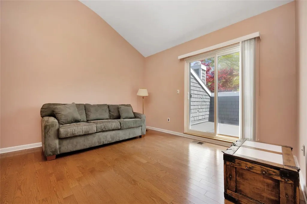 42 Larkspur Lane Commack NY 11725