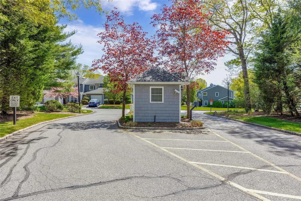 42 Larkspur Lane Commack NY 11725