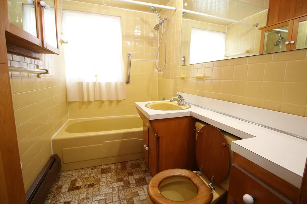 44 Meadow Lane Levittown NY 11756