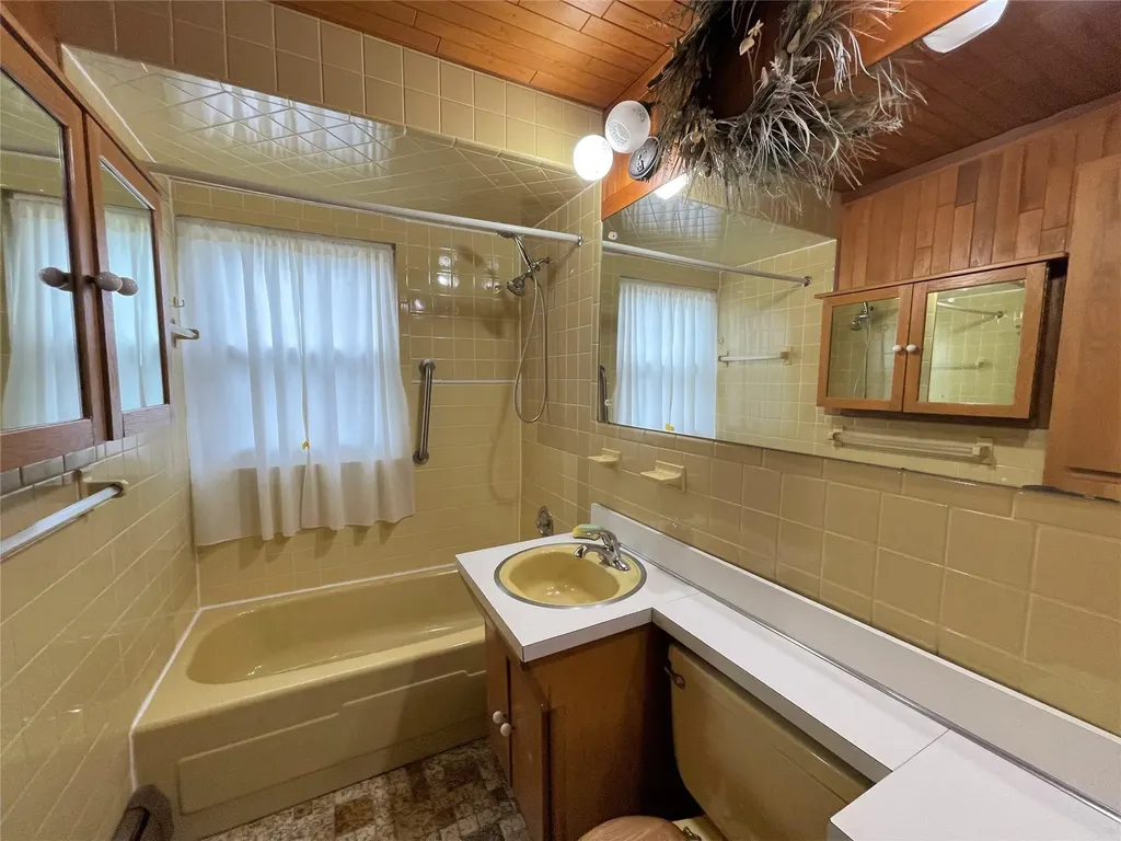 44 Meadow Lane Levittown NY 11756