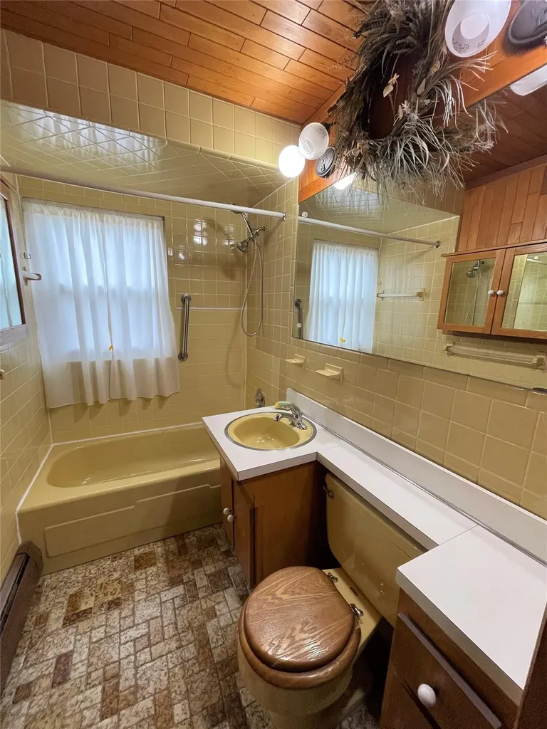44 Meadow Lane Levittown NY 11756