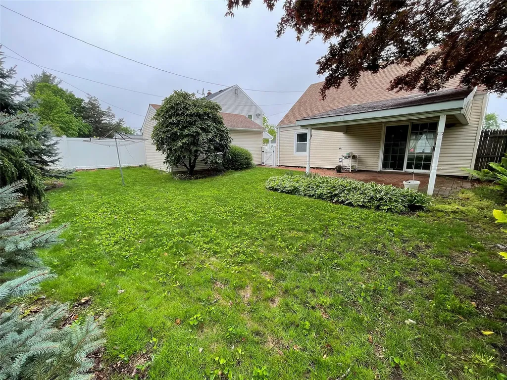 44 Meadow Lane Levittown NY 11756