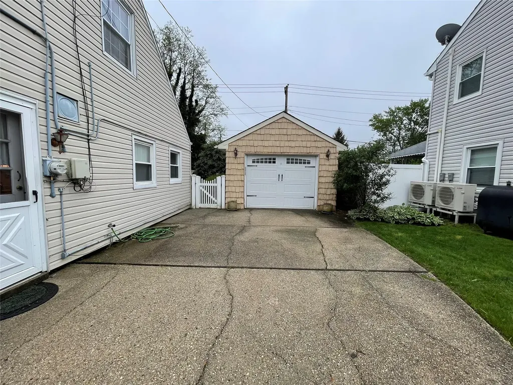 44 Meadow Lane Levittown NY 11756
