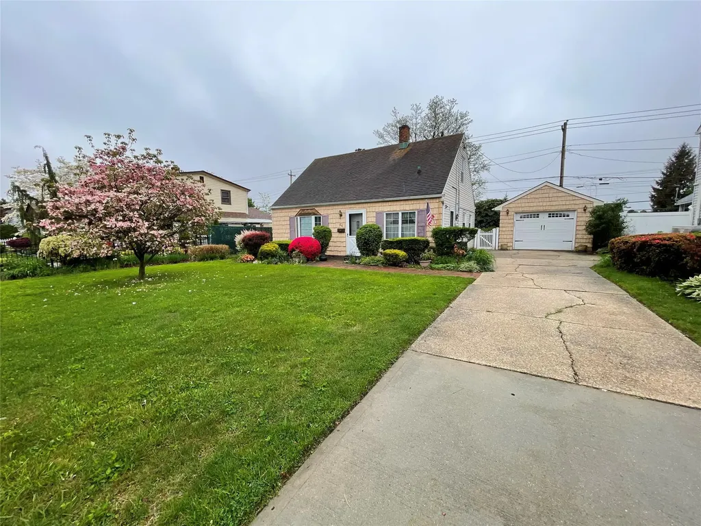 44 Meadow Lane Levittown NY 11756