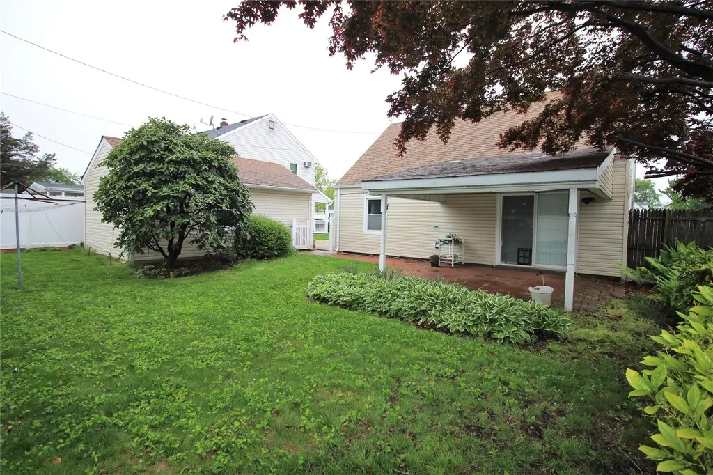 44 Meadow Lane Levittown NY 11756