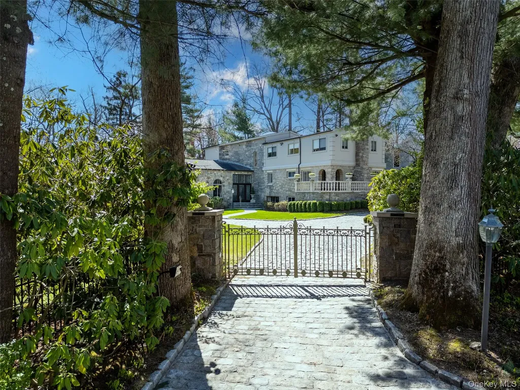 16 High Point Lane Scarsdale NY 10583