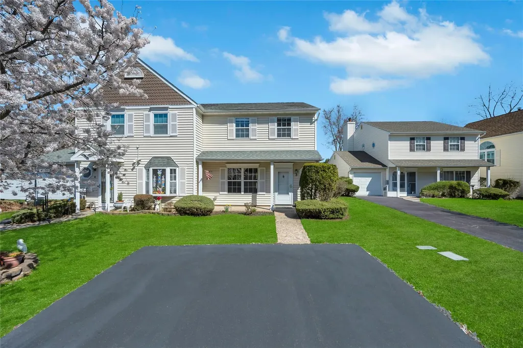 3 Peacock Path Coram NY 11727
