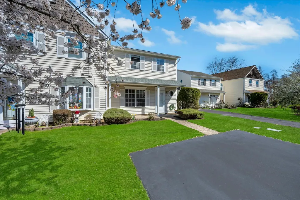 3 Peacock Path Coram NY 11727