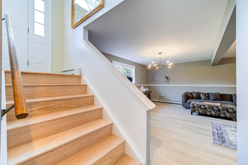 8 Strawberry Lane Poughkeepsie NY 12603