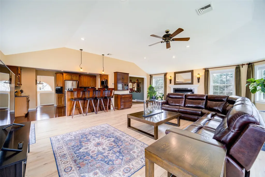8 Strawberry Lane Poughkeepsie NY 12603