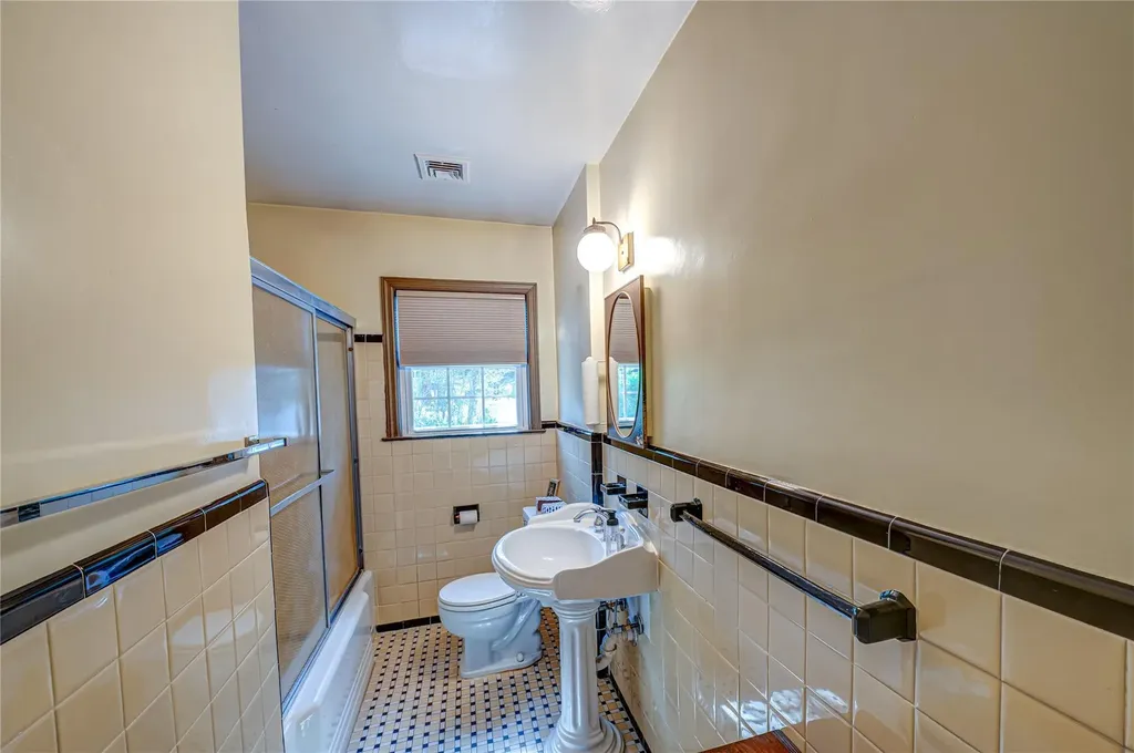 11 Earl Drive Merrick NY 11566