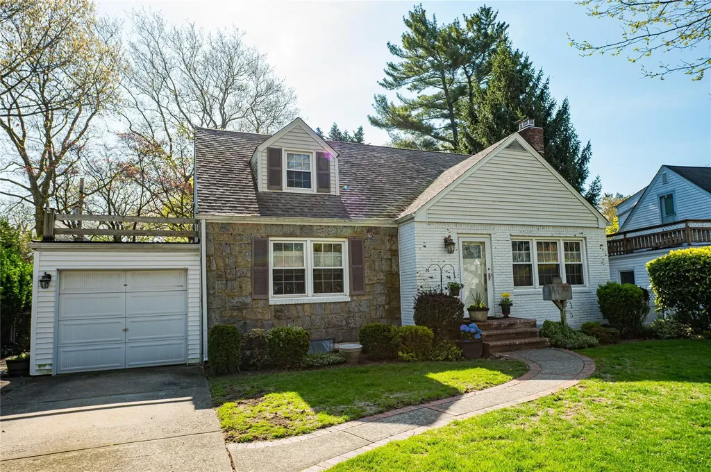 11 Earl Drive Merrick NY 11566