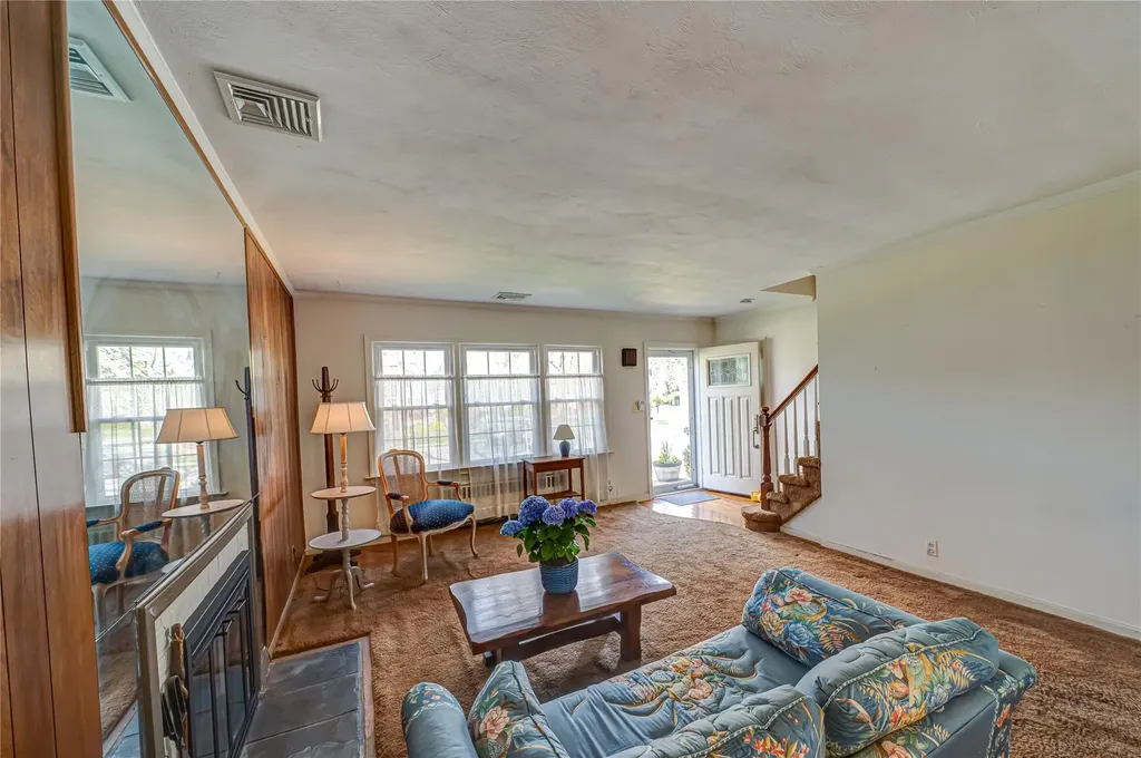 11 Earl Drive Merrick NY 11566