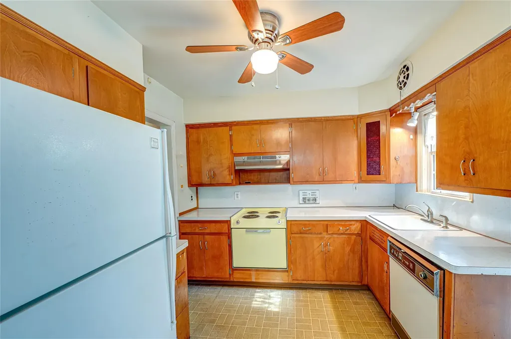 11 Earl Drive Merrick NY 11566