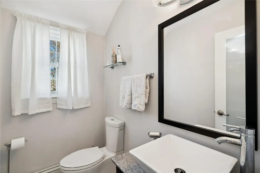 84 W Milton Street Freeport NY 11520