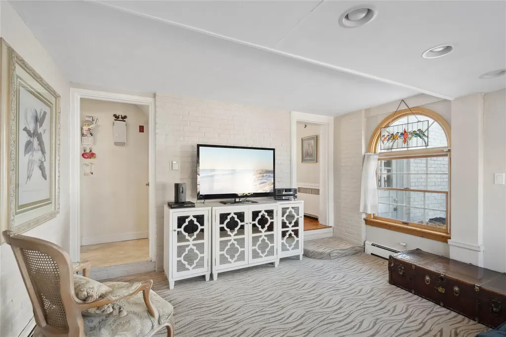 84 W Milton Street Freeport NY 11520