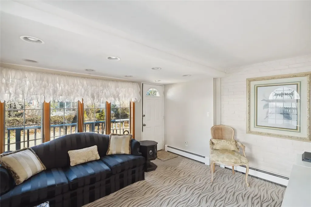 84 W Milton Street Freeport NY 11520