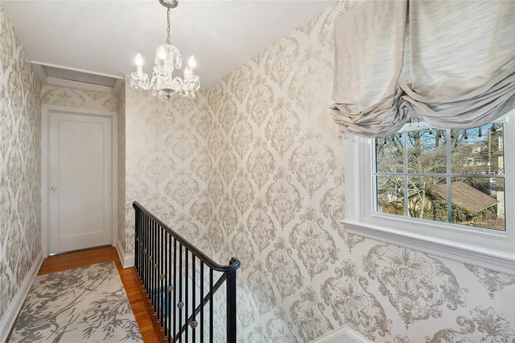 84 W Milton Street Freeport NY 11520