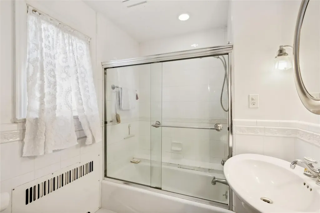 84 W Milton Street Freeport NY 11520