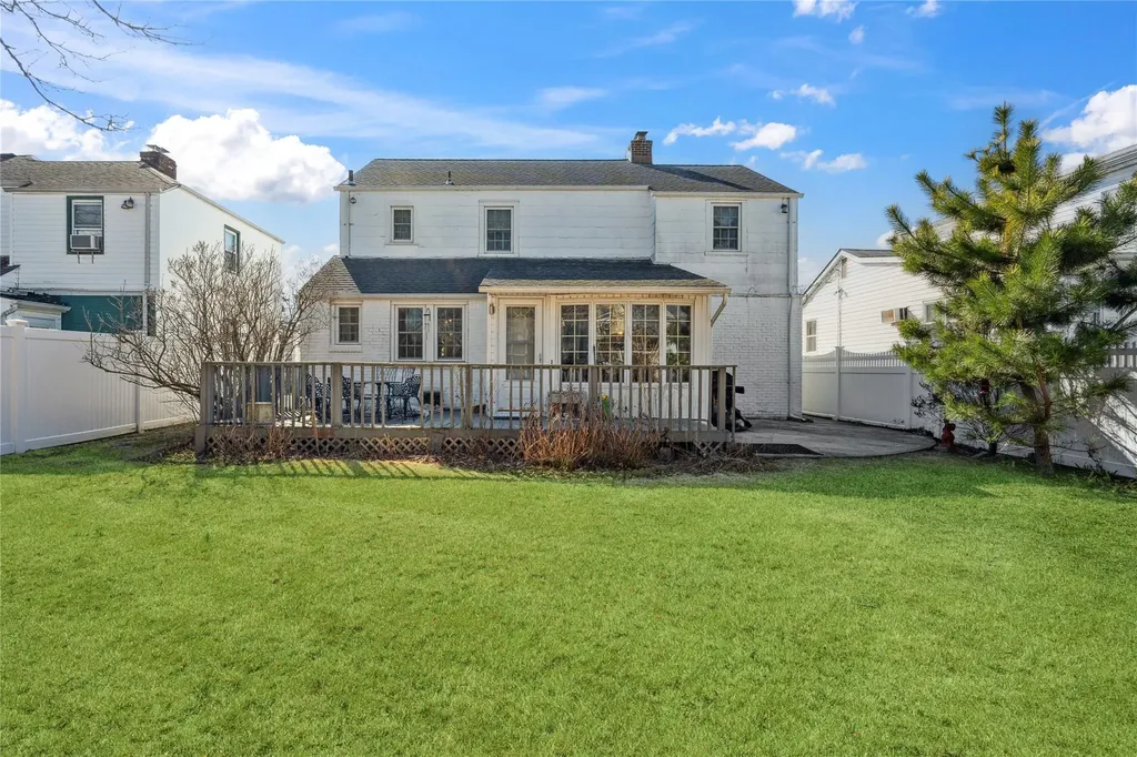 84 W Milton Street Freeport NY 11520