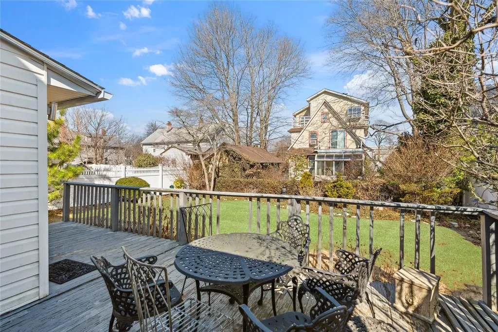 84 W Milton Street Freeport NY 11520
