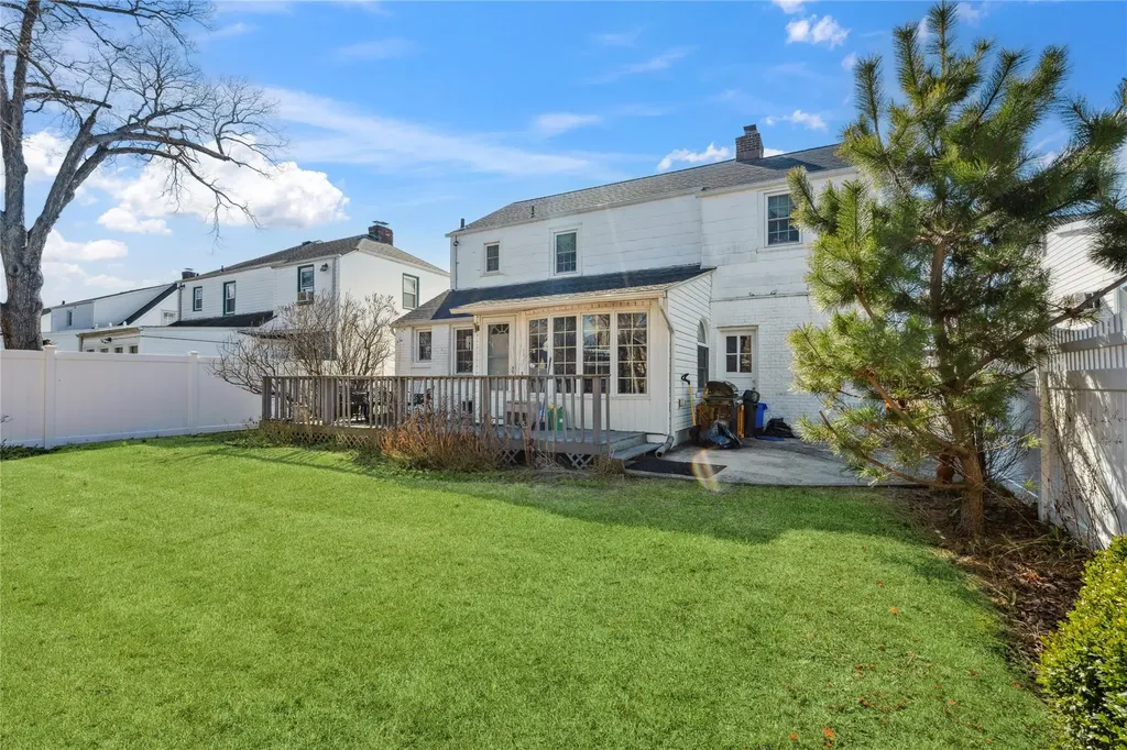84 W Milton Street Freeport NY 11520