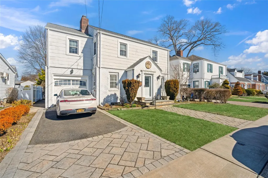 84 W Milton Street Freeport NY 11520