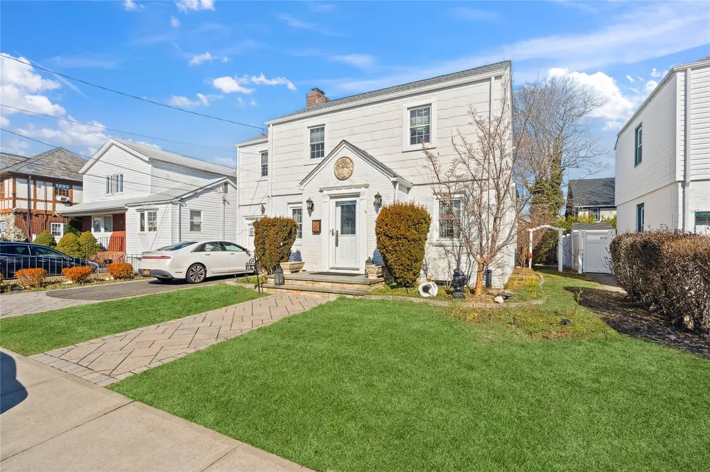 84 W Milton Street Freeport NY 11520