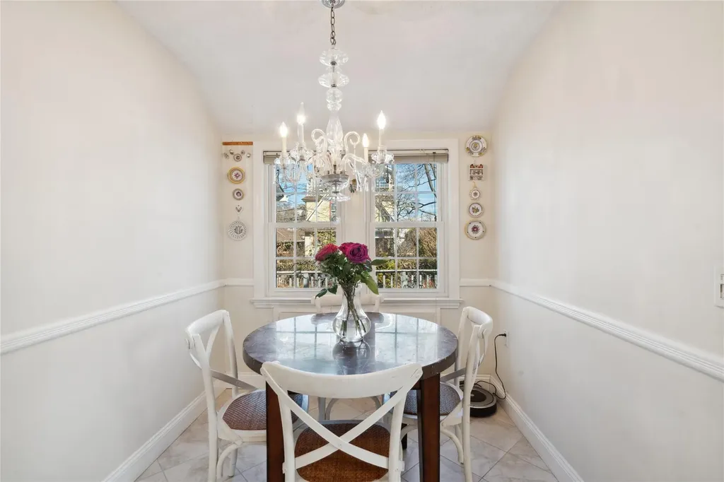 84 W Milton Street Freeport NY 11520