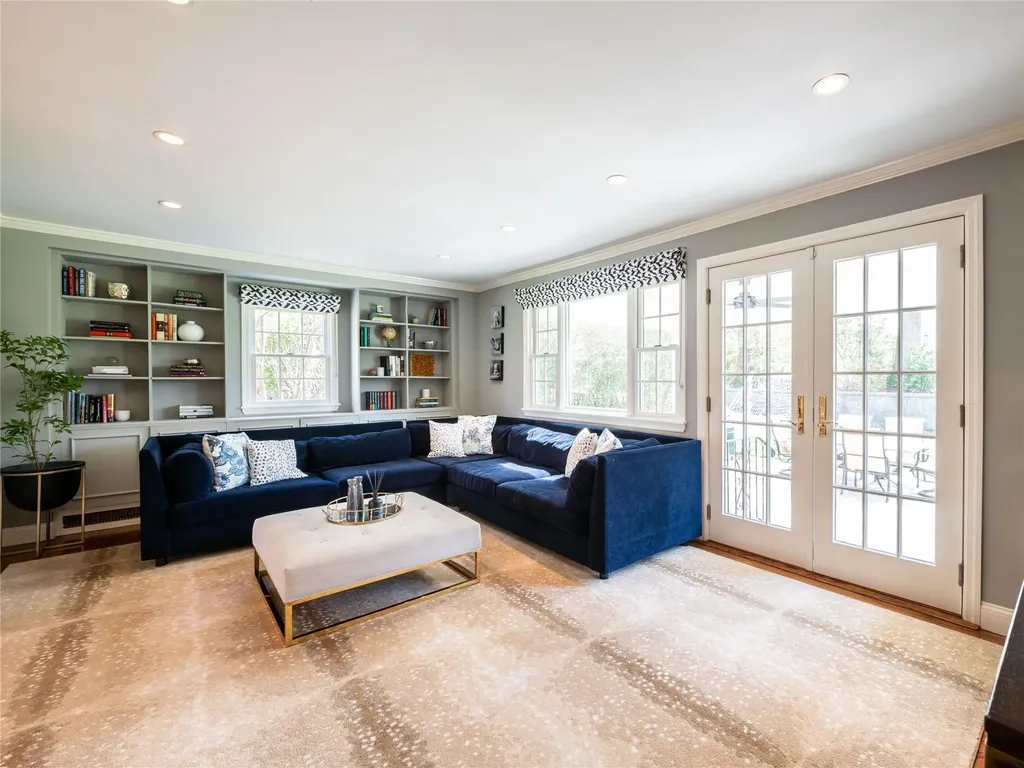 812 Hunt Lane Manhasset NY 11030