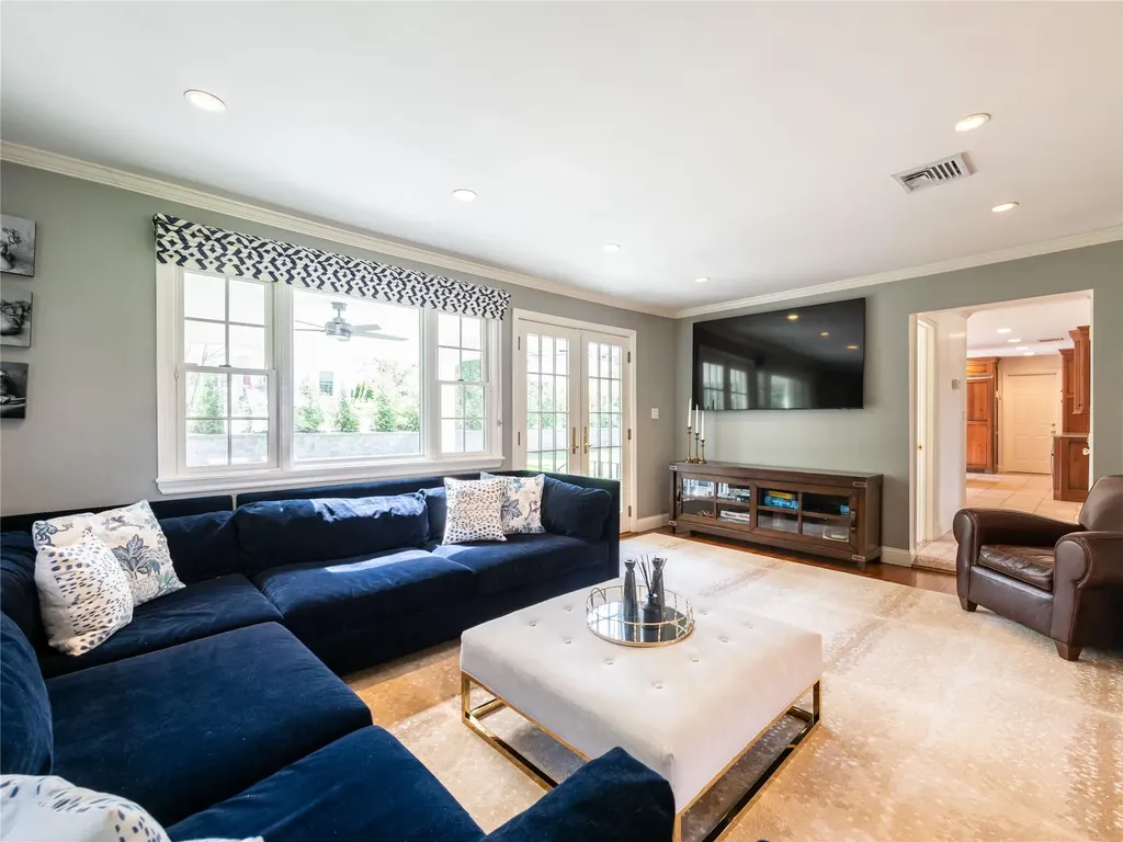 812 Hunt Lane Manhasset NY 11030