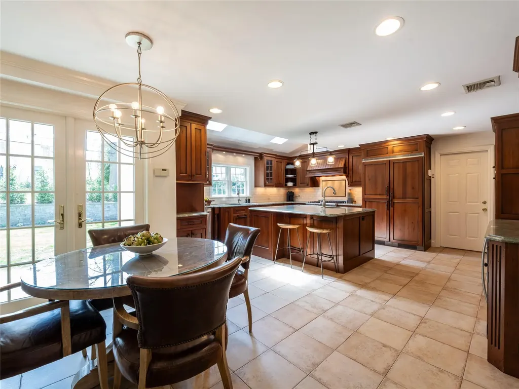 812 Hunt Lane Manhasset NY 11030