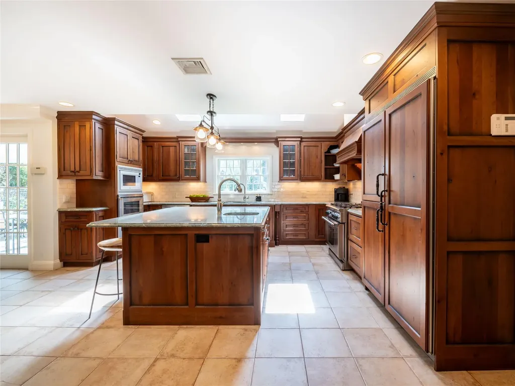 812 Hunt Lane Manhasset NY 11030