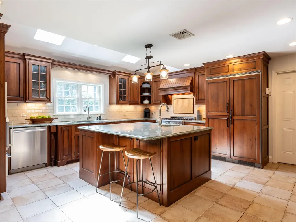 812 Hunt Lane Manhasset NY 11030