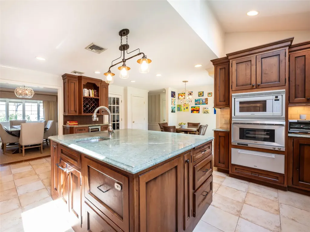 812 Hunt Lane Manhasset NY 11030