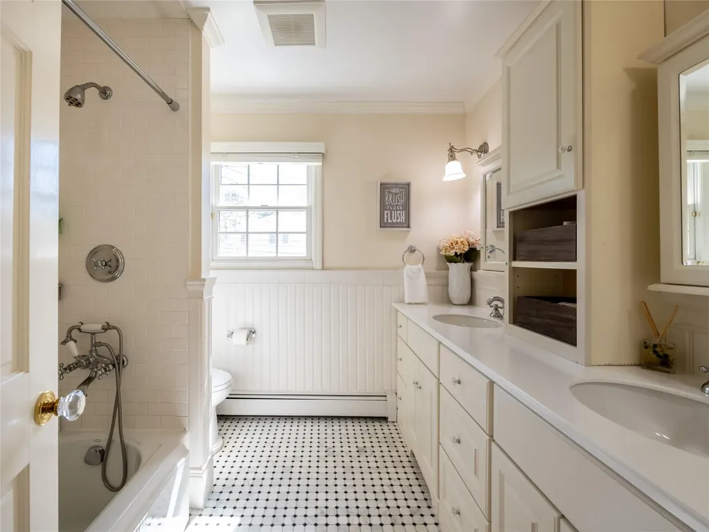 812 Hunt Lane Manhasset NY 11030