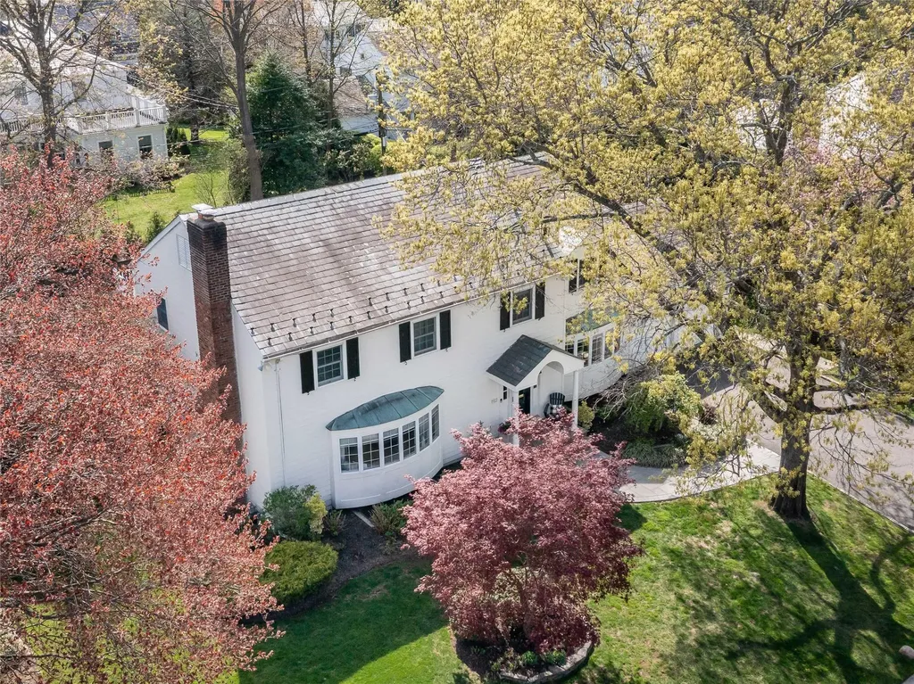 812 Hunt Lane Manhasset NY 11030