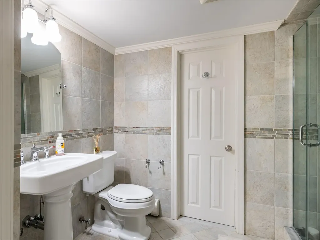 812 Hunt Lane Manhasset NY 11030