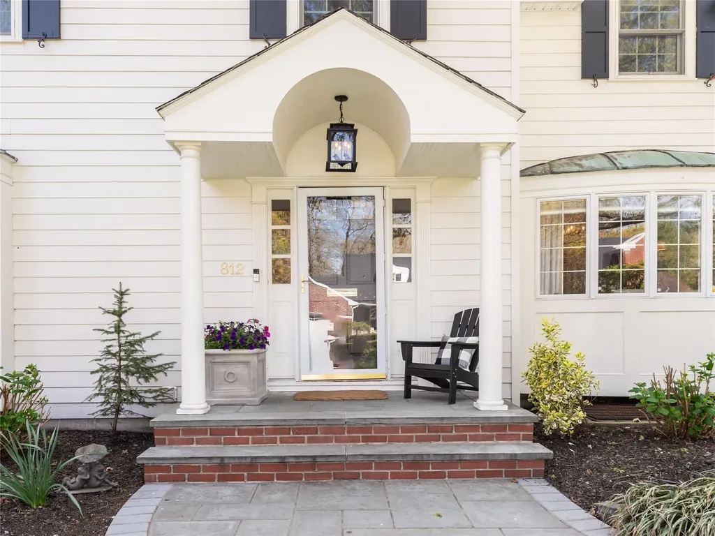 812 Hunt Lane Manhasset NY 11030