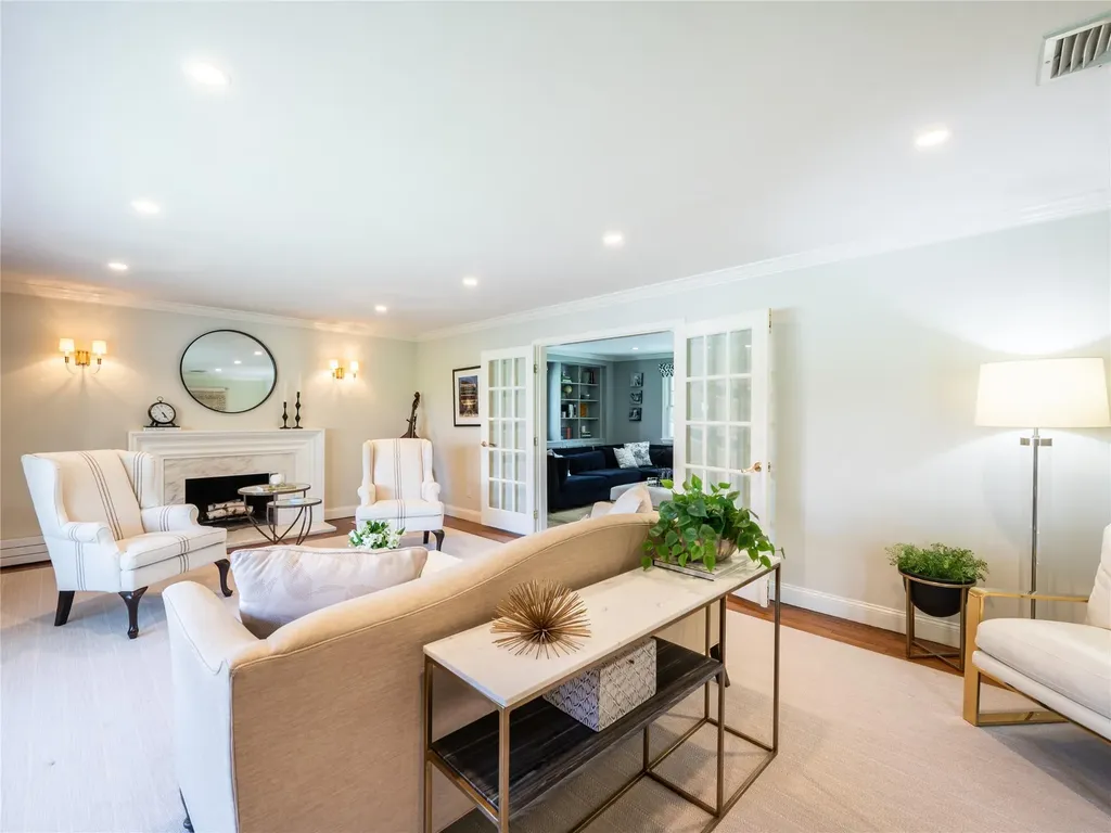 812 Hunt Lane Manhasset NY 11030