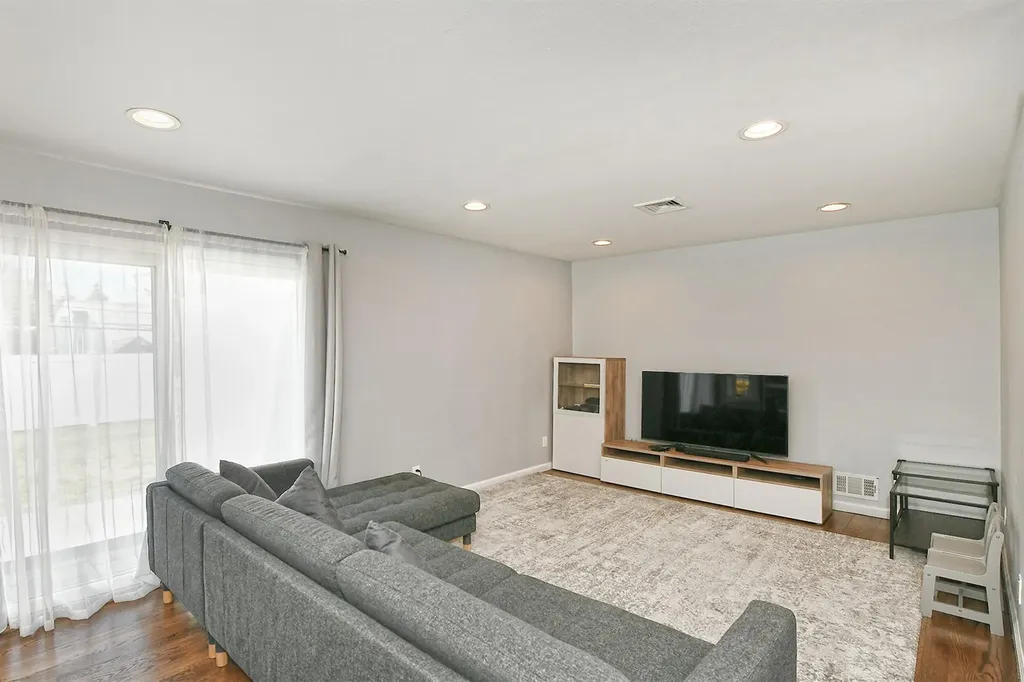 8 Gordon Avenue Plainview NY 11803