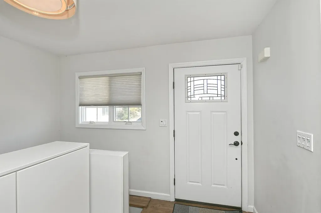 8 Gordon Avenue Plainview NY 11803