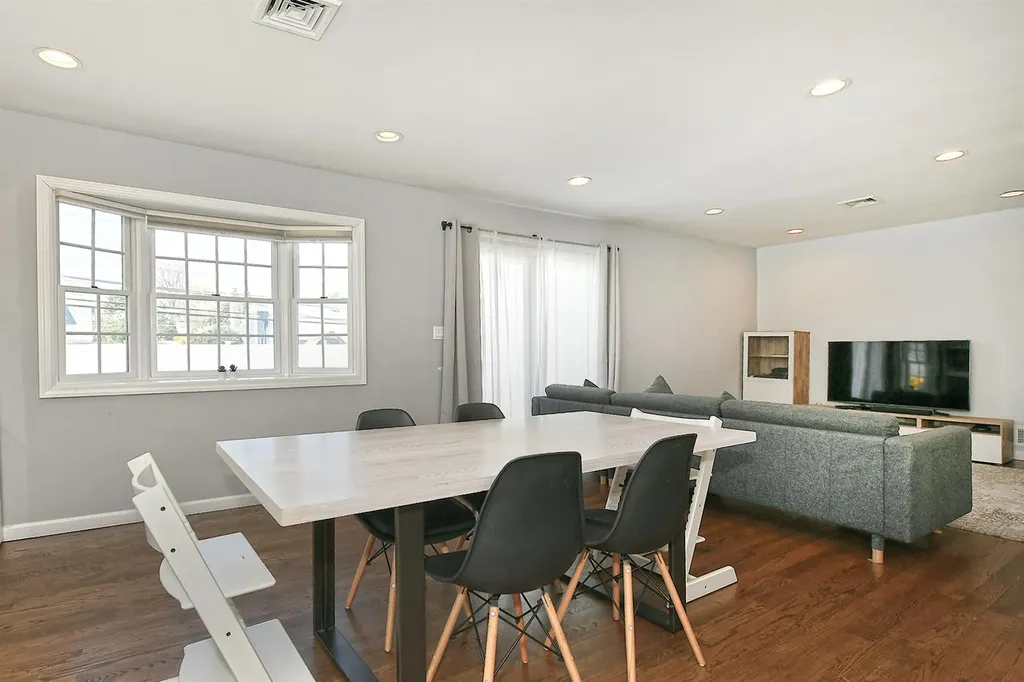 8 Gordon Avenue Plainview NY 11803