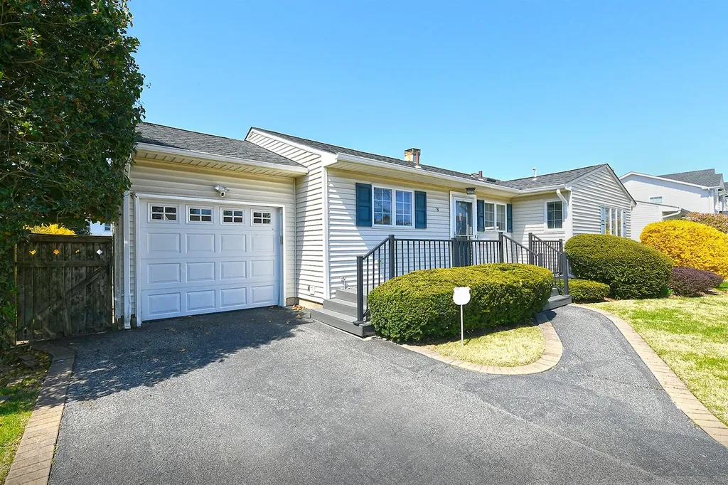8 Gordon Avenue Plainview NY 11803