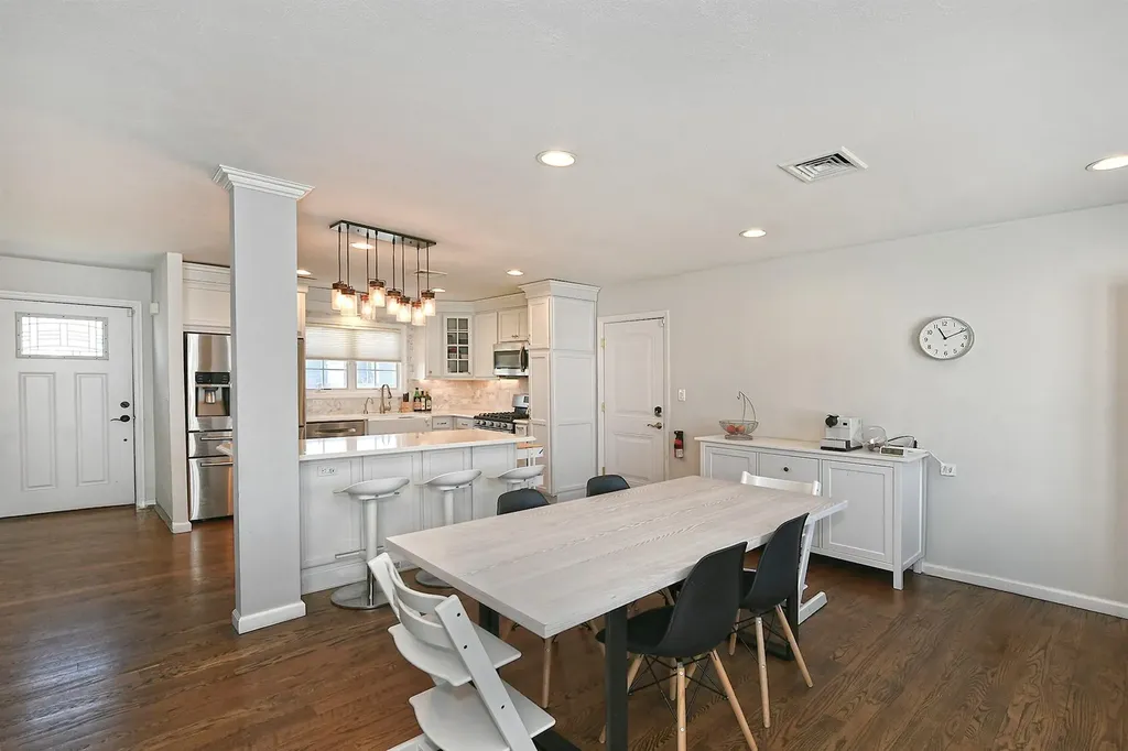 8 Gordon Avenue Plainview NY 11803
