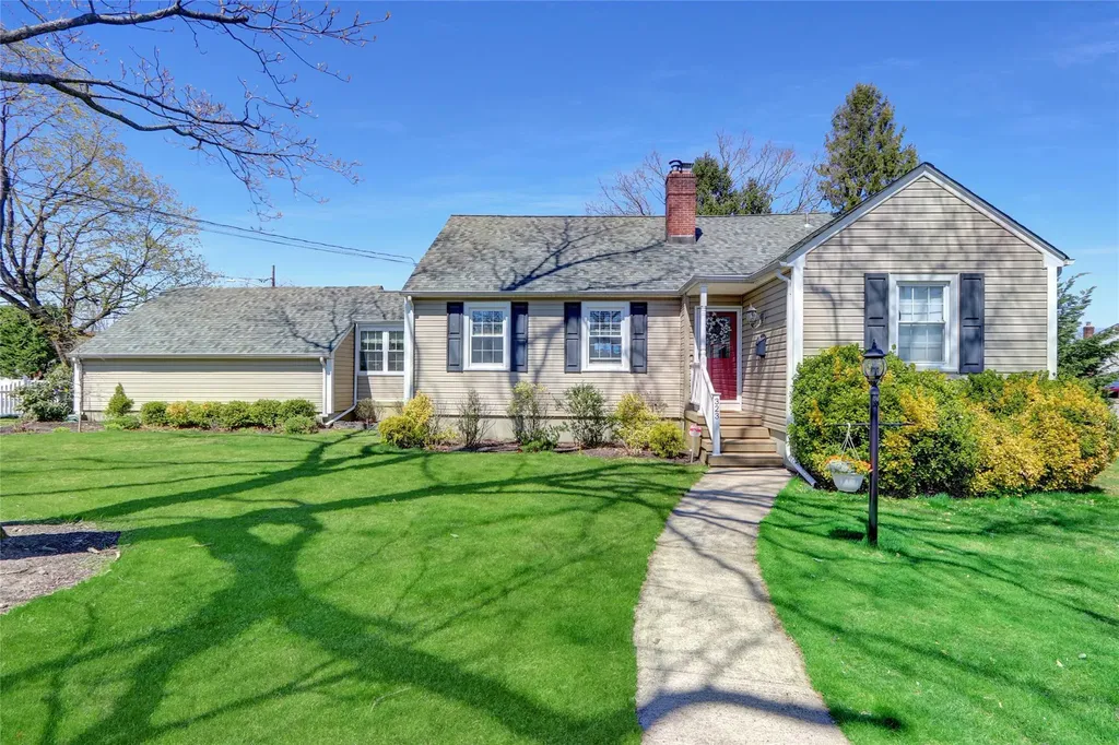 323 Montgomery Avenue West Babylon NY 11704